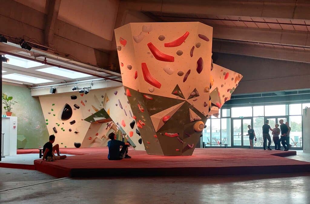 Beest Boulders Amsterdam with people resting and watching