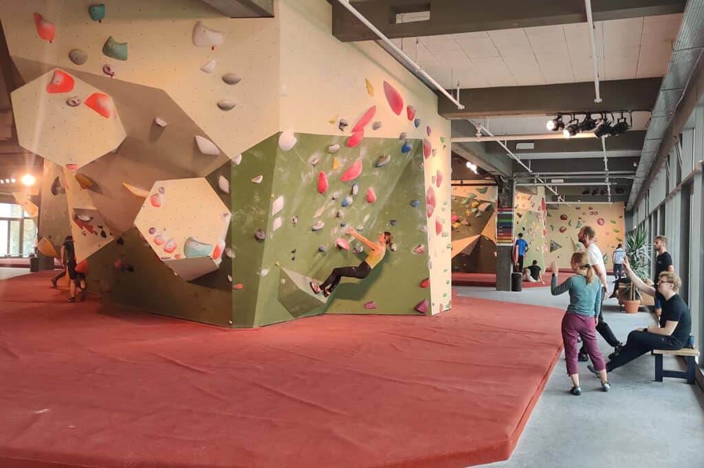 Woman climbing at Beest Boulders Amsterdam