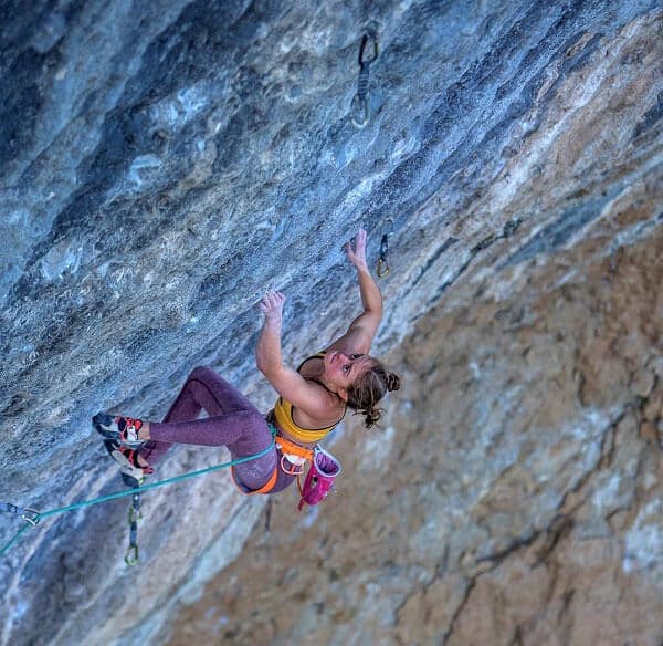 margo hayes climbing on papichulo