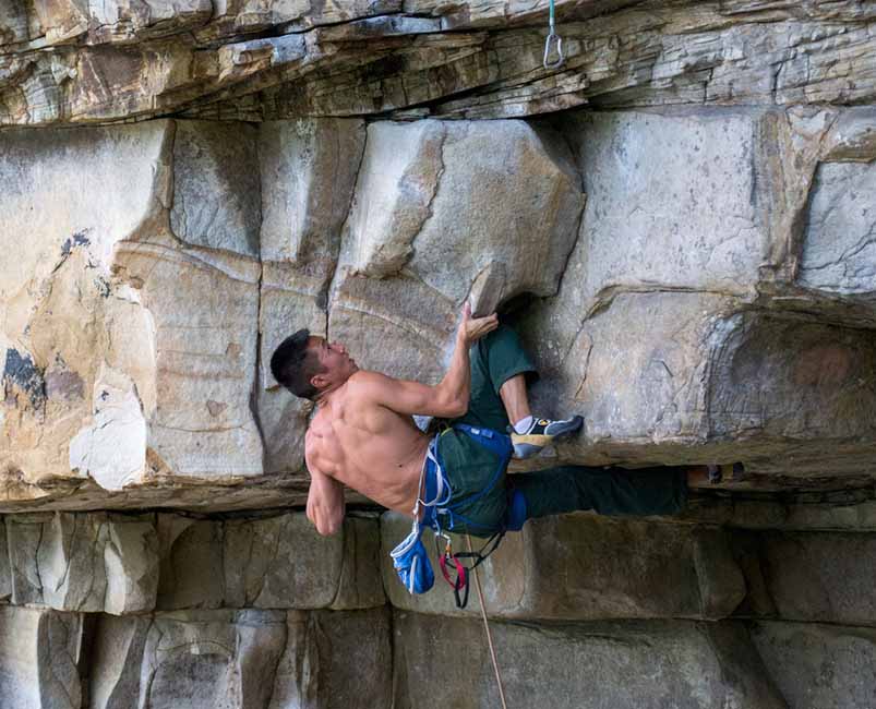 climber using kneebar climbing technique