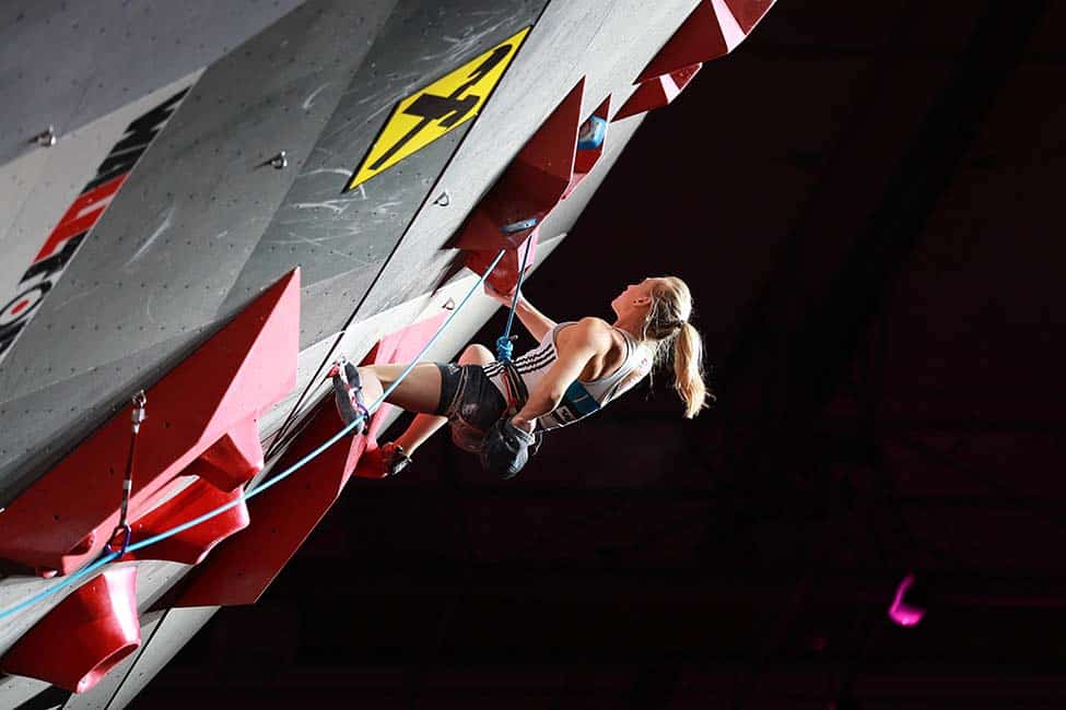 janja garnbret lead climbing in a competition