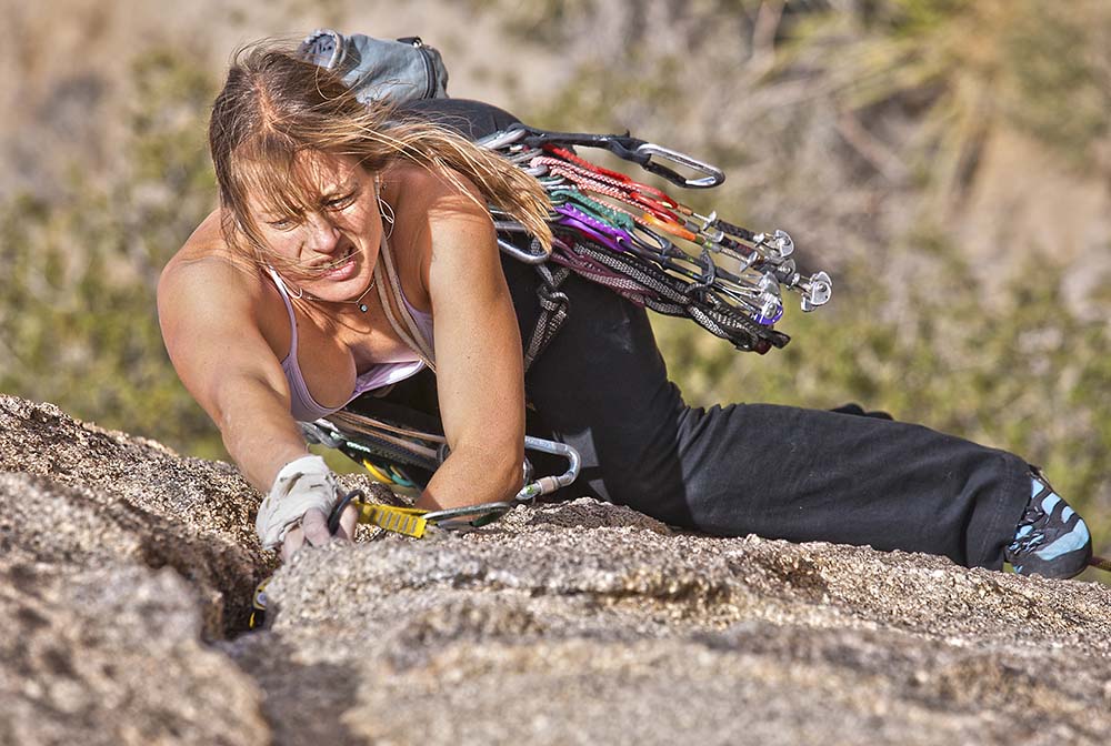woman climbing using fist jamming climbing grip type