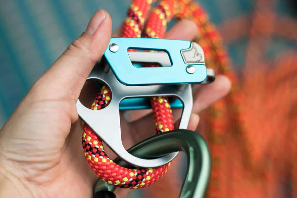 belay device in persons hand