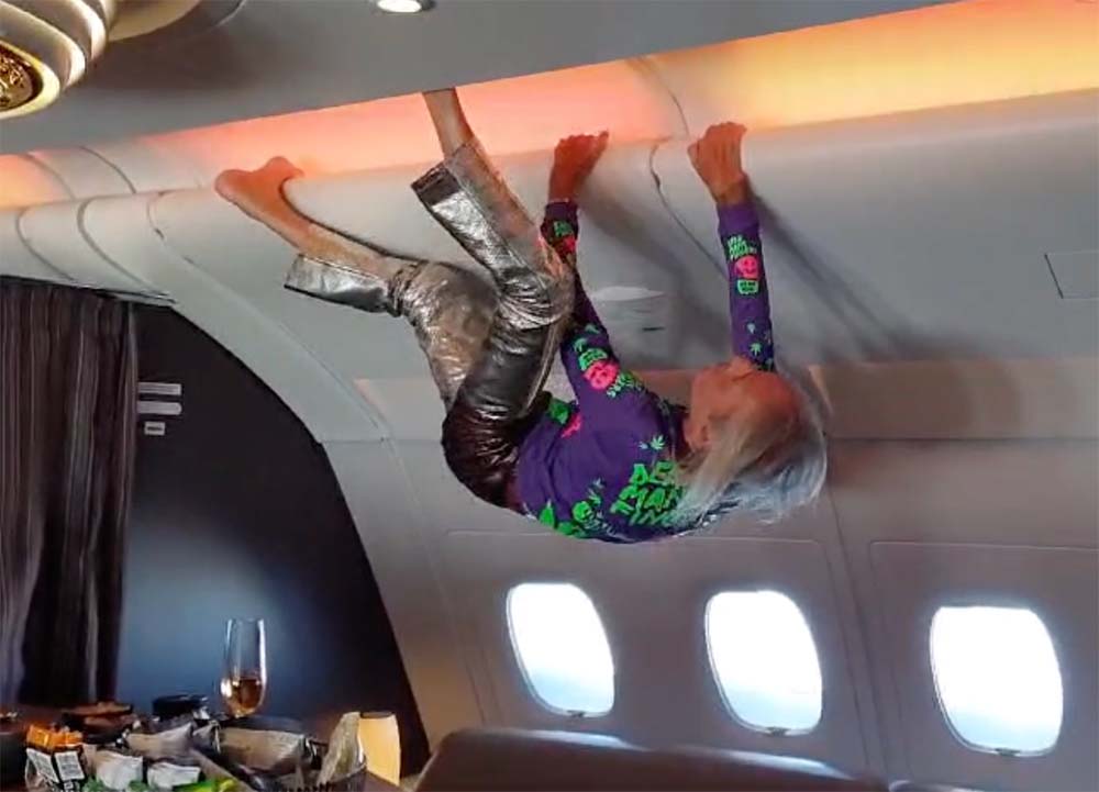alain robert climbing in an aeroplane 